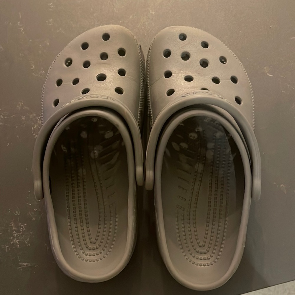 Color Grey Slate and it’s a size 5 in Women and size 7 in men